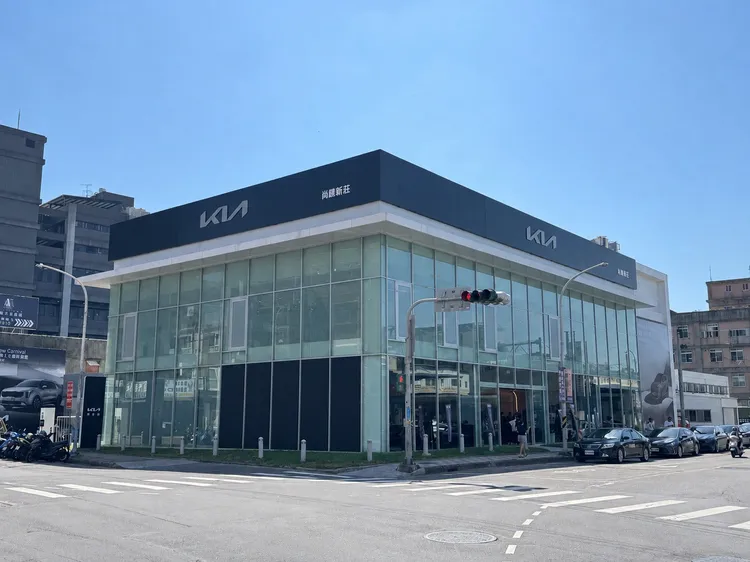 Kia新莊3S展示服務中心正式開幕，土地面積達1,036坪，整合乘用車、商用車展示與售後服務，進一步擴充大台北地區服務量能。周奕豪攝