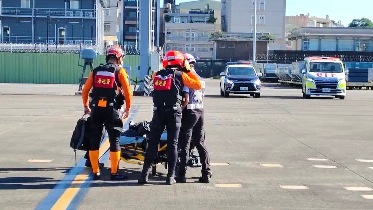 空勤吊掛分隊轉交救護人員後送至醫院。翻攝畫面