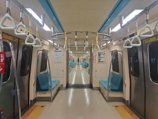 北捷拆立柱「搭車練核心」惹議！紅線每列車最多將增128個拉環