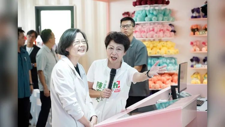 陳亭妃介紹總部的AI政見互動區。陳亭妃競總提供