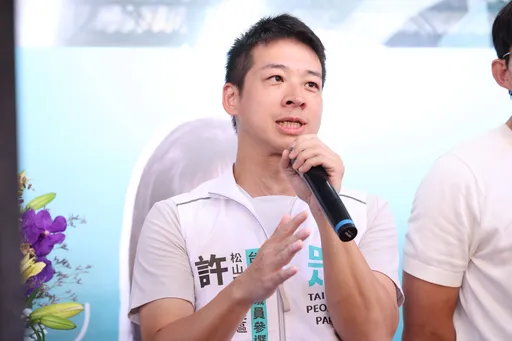 另類藍白合！許甫鑽不進蔣萬安人潮　徐巧芯拉著他往裡衝