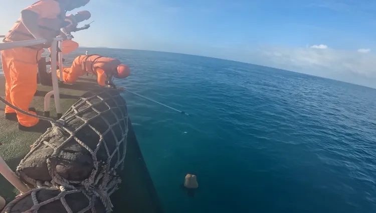 海巡署金馬澎分署海巡隊救援落水漁船船長。翻攝畫面