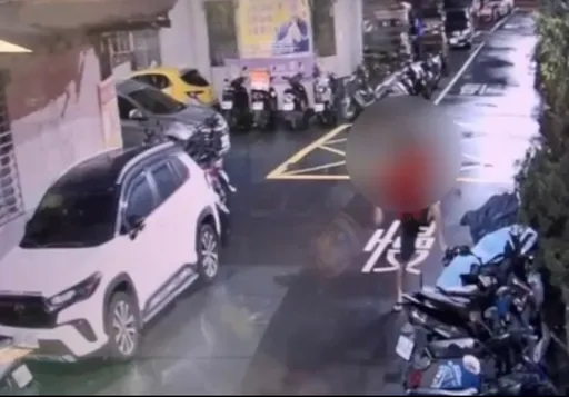 與妻吵架借酒澆愁！新莊男街頭狂踹機車出氣　警到場竟揮包嗆聲