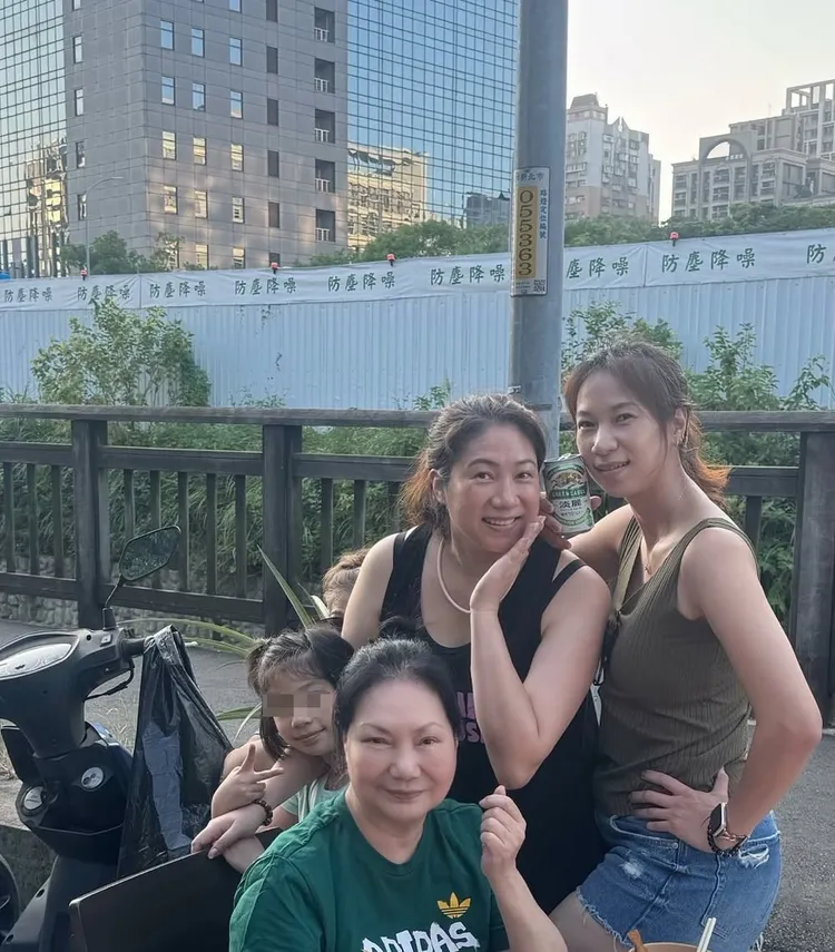 S媽與姪女雅維．茉芮（右）及親友一起烤肉。翻攝雅維．茉芮臉書