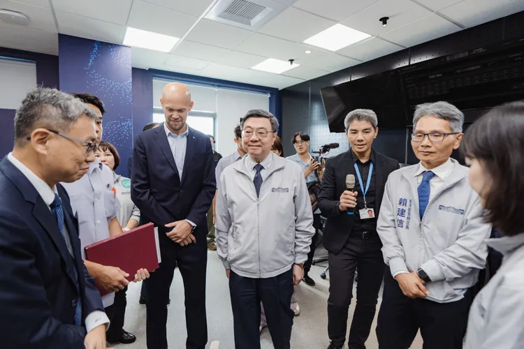 行政院院長卓榮泰在沃旭能源集團總裁暨全球執行長瑞斯墨・艾博陪同下參觀位於台中港的沃旭台灣離岸風場運維中心，了解運維團隊作業情形以及持續精進的專業實力。沃旭能源提供
