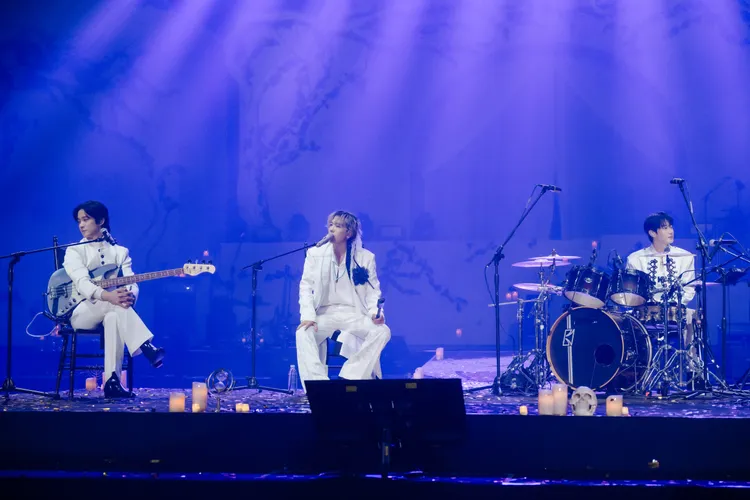 FTISLAND 6度造訪高雄，昨晚規定粉絲穿白色衣服，李洪基（中）笑虧「很像宗教團體」。希林國際提供