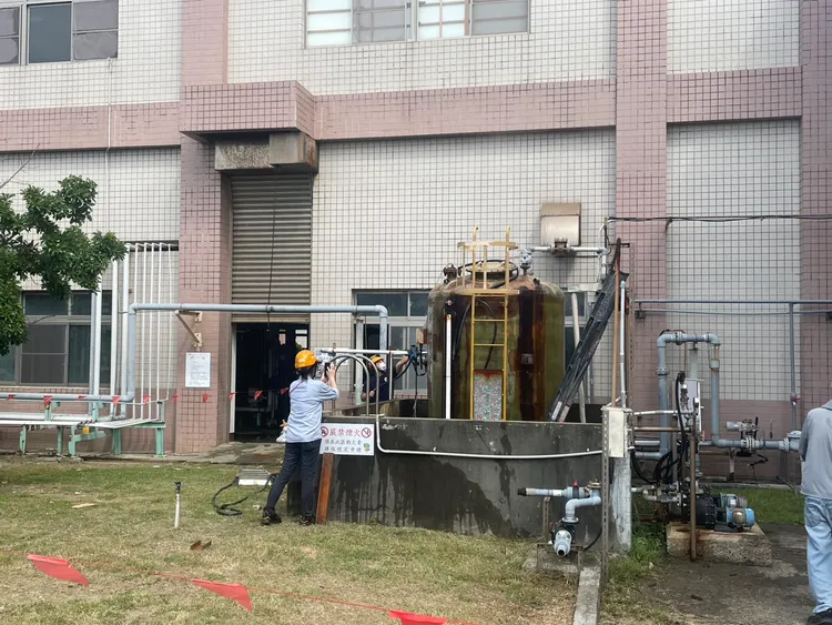南部電廠維修工程，1人掉落鹽酸桶槽重傷，10人嗆傷送醫無生命危險。翻攝畫面