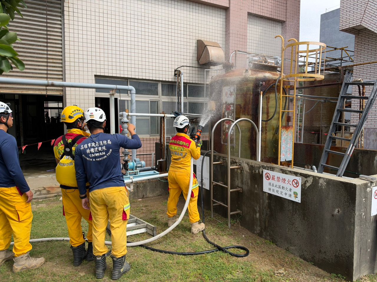 高雄電廠出事!1人掉落鹽酸桶重傷意識不清 11人送醫