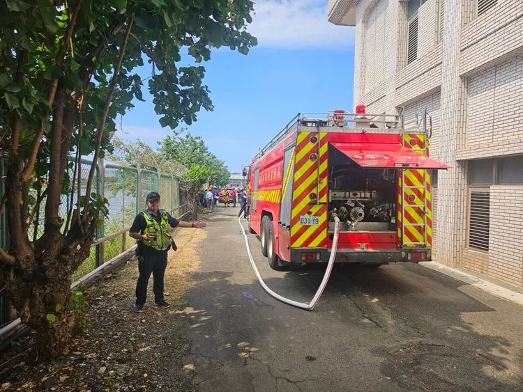 南部電廠維修工程，1人掉落鹽酸桶槽重傷，10人嗆傷送醫無生命危險。翻攝畫面