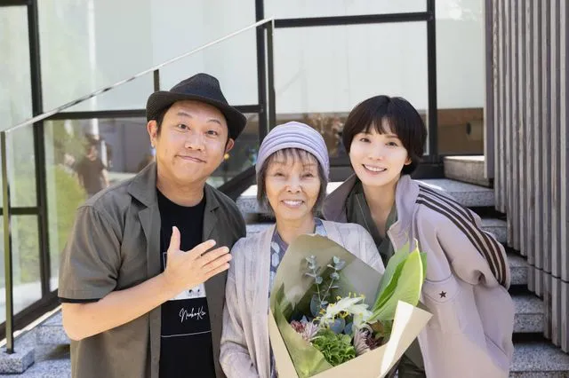 《假面美顏》導演（左起）和演員研直子、松岡茉優合照。翻攝Netflix