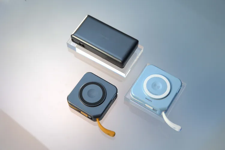 PHILIPS GoodCube Air自帶線半固態行動電源重180公克，提供霧藍、霧黑兩款配色，支援最高22.5W快充，可同時為4款裝置充電，通過台灣BSMI與中國CCC認證，建議售價1599元。PHILIPS提供