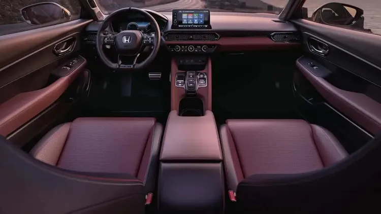 2027 Limited Edition換上Bordeaux深紅色內裝，與車身Premium Crystal Garnet Metallic車色相互呼應。原廠照片