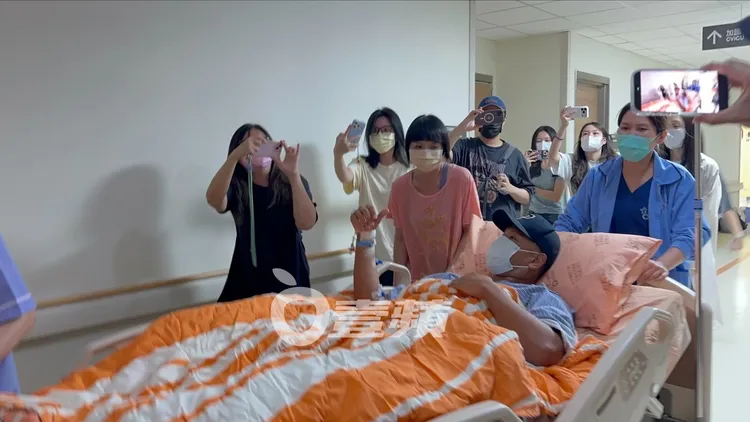 黑人面對媒體訪問，與大家分享自己鬼門關走一回的心情。特勤中心攝