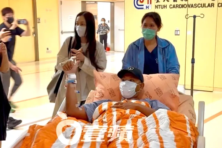 黑人離開加護病房，遇到記者馬上向記者們比讚，看上去情況相當穩定。特勤中心攝