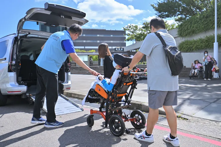 15輛 Caddy Maxi 無障礙福祉車組成車隊，從到府接送開始，提供高齡及身障參與者完整的往返交通安排。業者提供