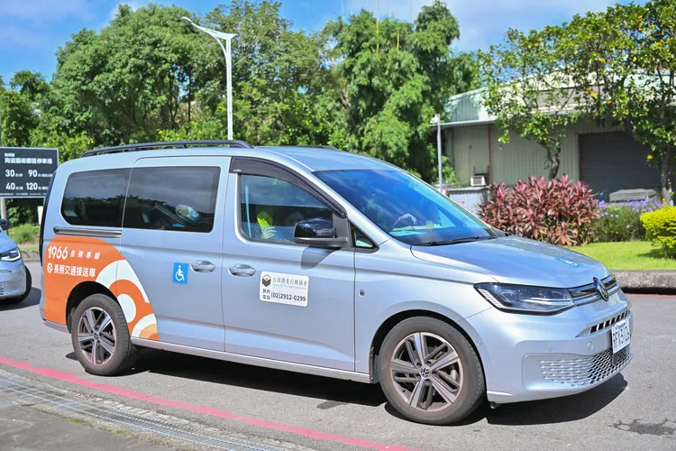 Caddy Maxi 無障礙福祉車負責參與家庭的到府接送，讓輪椅族及行動不便者也能降低出遊時的交通門檻。業者提供