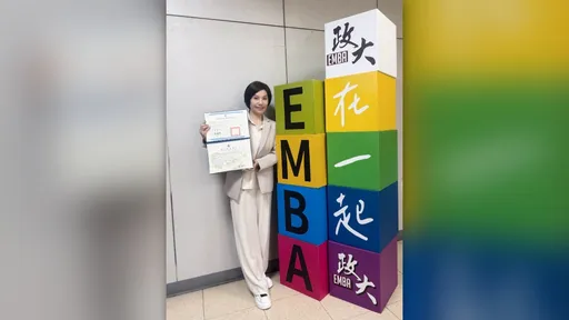 唐美雲政大EMBA碩班畢業了！昔月公演30場兼拚課業爆瘦