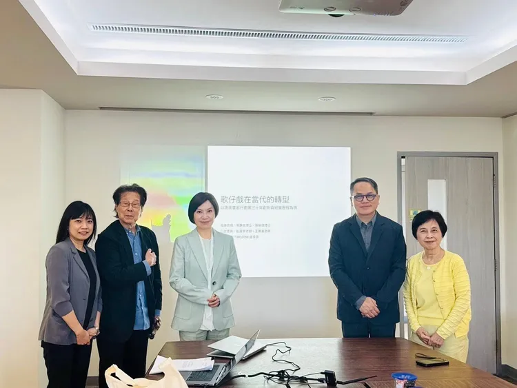 唐美雲口試通過與口委合影。翻攝自唐美雲臉書