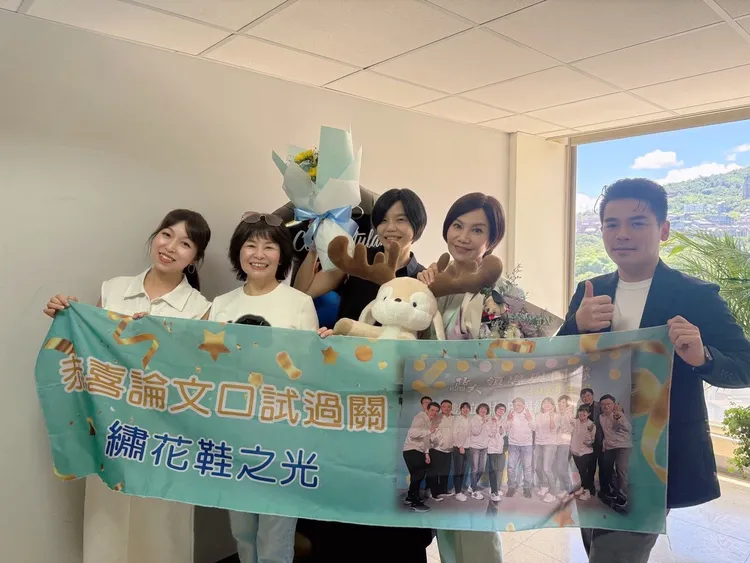 唐美雲口試結束，親友拉布條慶祝。翻攝自唐美雲臉書