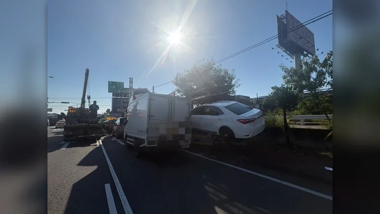 現場請來吊車將疊在一起的車輛逐一分開。民眾提供