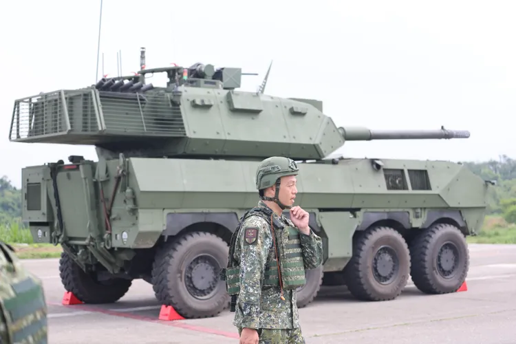 軍方教官介紹獵豹戰車性能。記者李俊毅攝