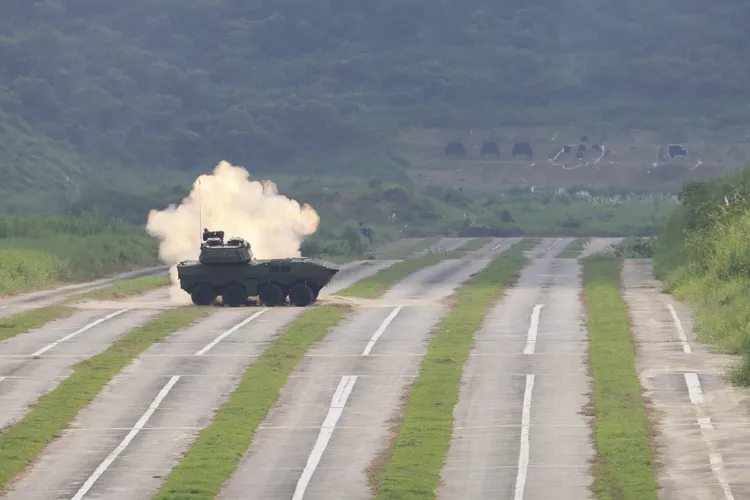 陸軍105砲輪型獵豹戰車，進行獵殲模式射擊（動對靜），精準貫穿目標。記者李俊毅攝