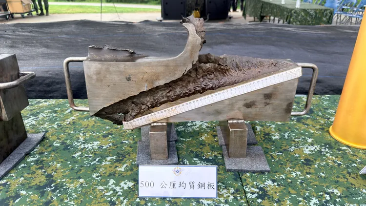 獵豹輪型戰車貫穿500公厘均質鋼板。記者李俊毅攝影