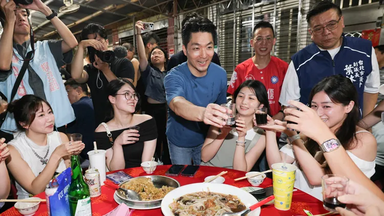 里長稱當天蔣萬安因為要逐桌致意（圖），所以將甘蔗託他處理，他又交給里辦志工接手，後來因一時疏忽才忘了帶走。中央社