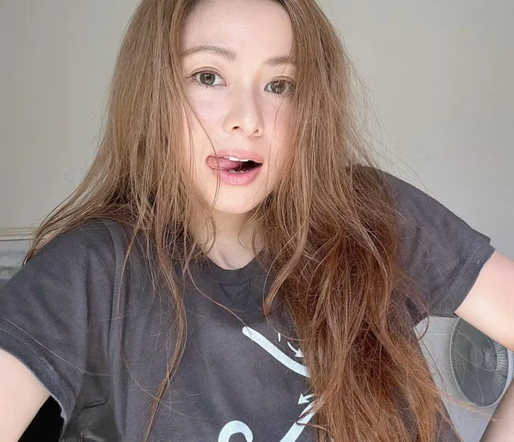 倉木麻衣俏皮吐舌。翻攝倉木麻衣TikTok