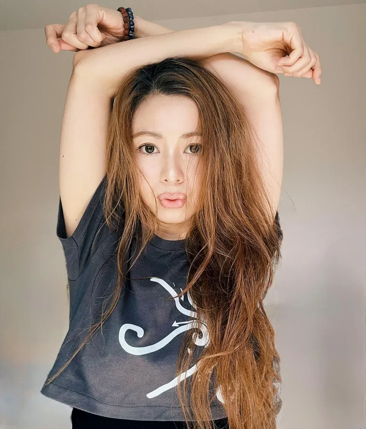 倉木麻衣噘起性感厚唇。翻攝倉木麻衣TikTok