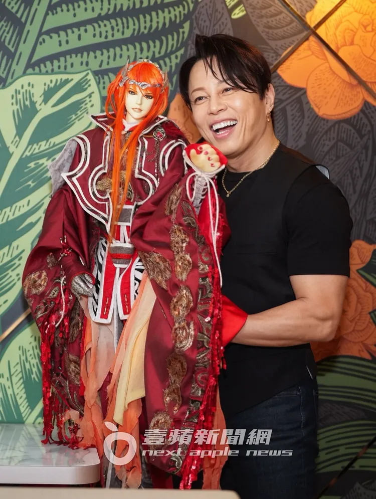 西川貴教首次嘗試操偶，坦言壓力不小。彭欣偉攝