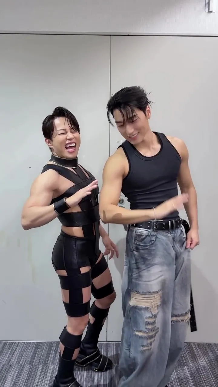 西川貴教（左）身材練得超結實，不輸給27歲的崔傘。翻攝ATEEZ IG