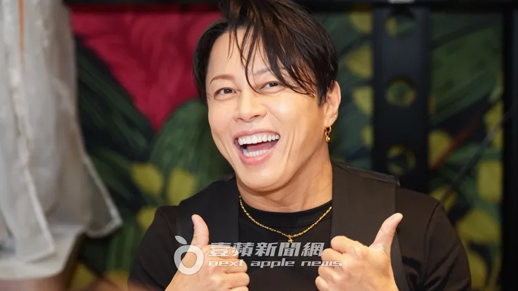 西川貴教比出大拇指，學台語「水啦」。彭欣偉攝