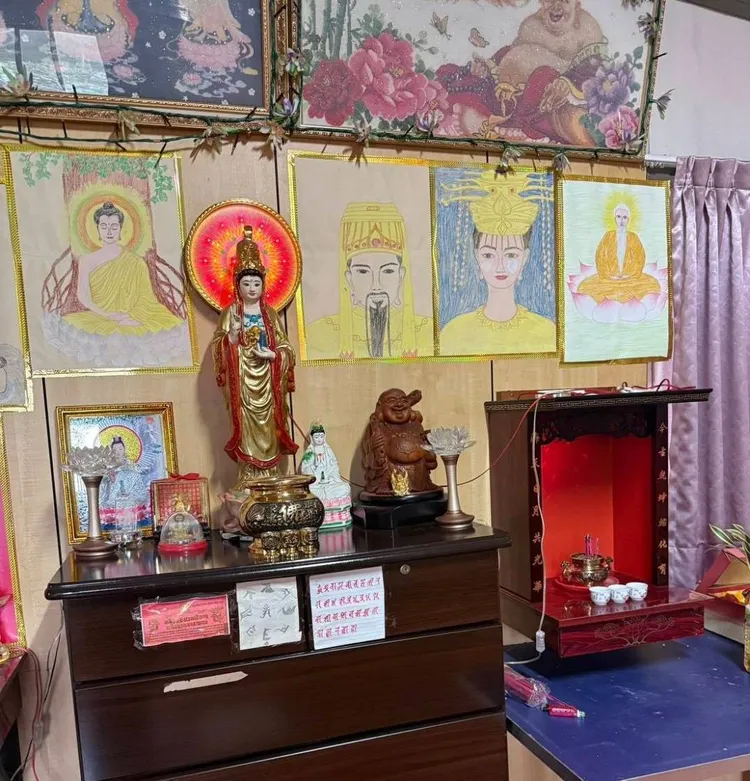 阮女住處有各式神佛擺飾。民眾提供