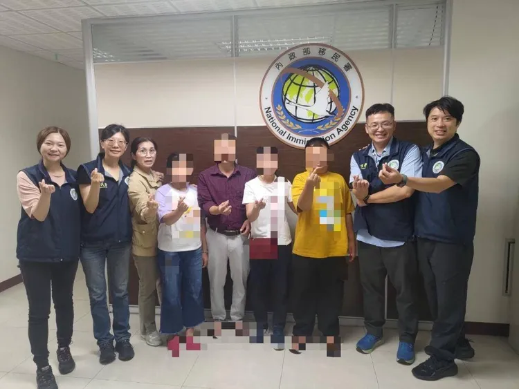 被援救的孩子與越南家人團聚後至移民署感謝專案人員。民眾提供