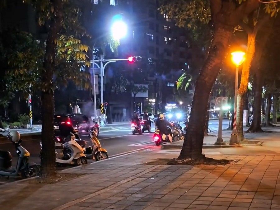 中秋夜騎士向公園內亂射鞭炮!高雄警察要找這名19歲男車主