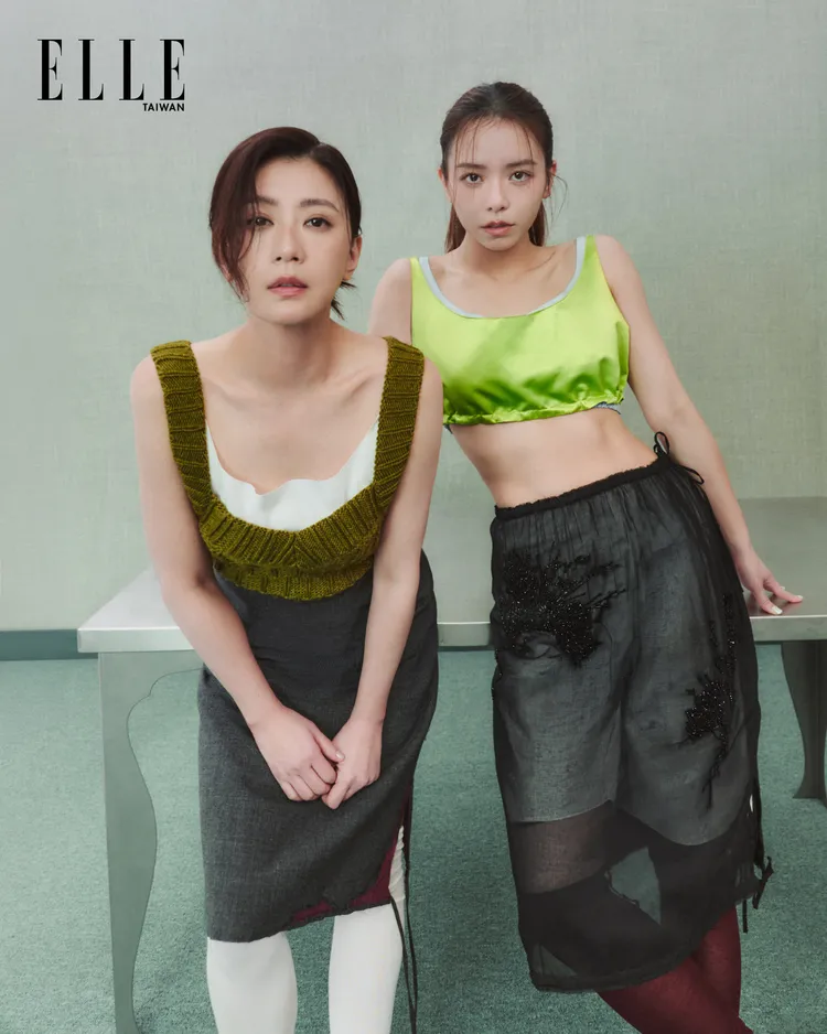 賈靜雯（左）、宋芸樺（右）拍攝《ELLE》封面。《ELLE》國際中文版提供