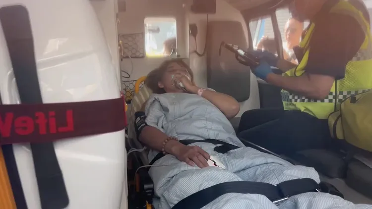 李沛綾在救護車上仍不斷啜泣。鮮明攝