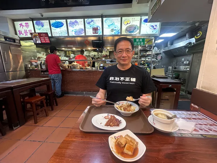 台大前校長管中閔吃鬍鬚張，「政治不正確」T恤成亮點。翻攝管中閔臉書