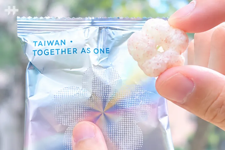 國慶梅花米餅以100%臺灣米製作，採梅花造型並加入草莓呈現粉紅色澤，以非油炸製程呈現臺灣米食新風貌。慶籌會提供