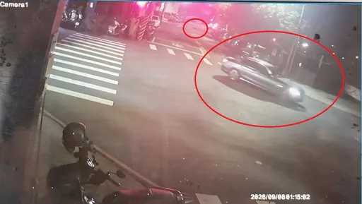 驚悚畫面曝光！賓士男撞飛女護理師　路口迴轉加速輾頭奪命
