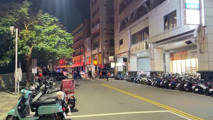 陳女被撞飛落在引擎蓋，往前帶了40公尺才掉落路面。民眾提供