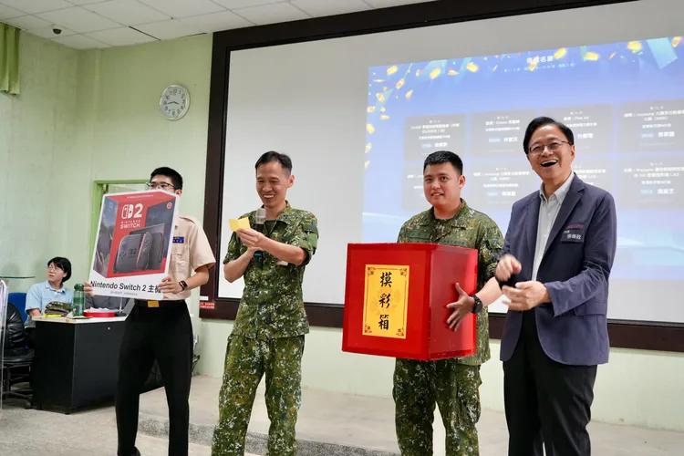 張善政主持現場抽獎活動。民政局提供