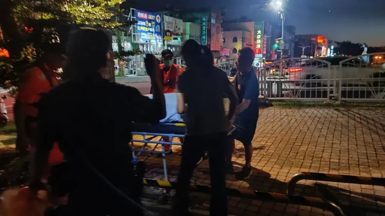 消防員打撈浮屍。翻攝畫面