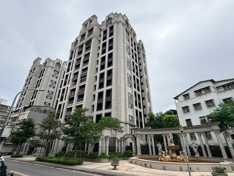 內湖文湖街「赫里翁」豪宅社區。攝影中心攝