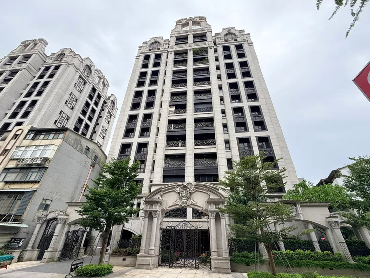 內湖文湖街「赫里翁」豪宅社區住戶包括主持人沈玉琳與藝人Paul（朱柏仰）。攝影中心攝