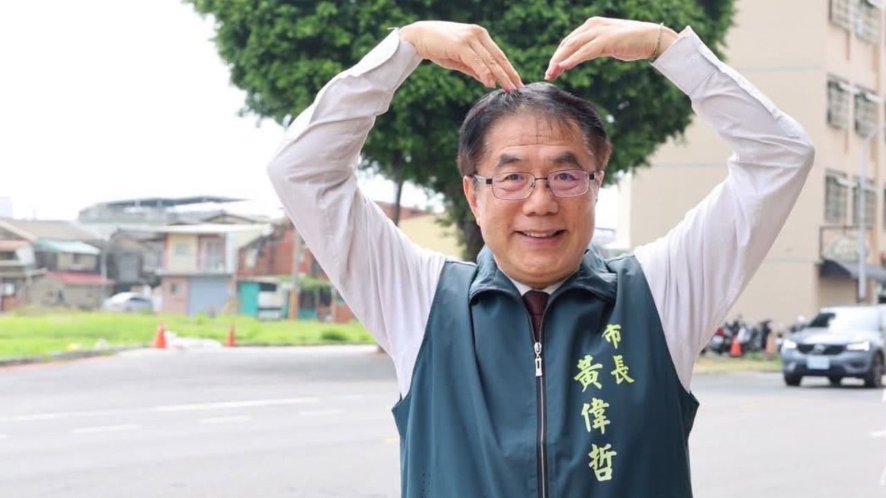 黃偉哲「誰說我面癱?我吃麵攤給你看」 釣出胞妹自首:面癱又欠電!