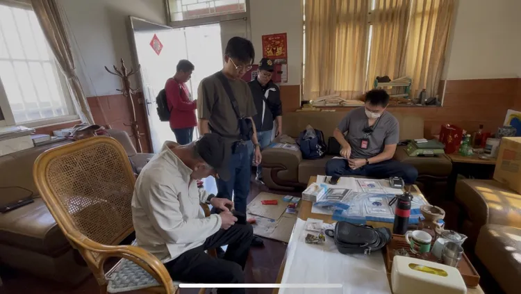 專案人員搜索嫌犯住處。翻攝畫面