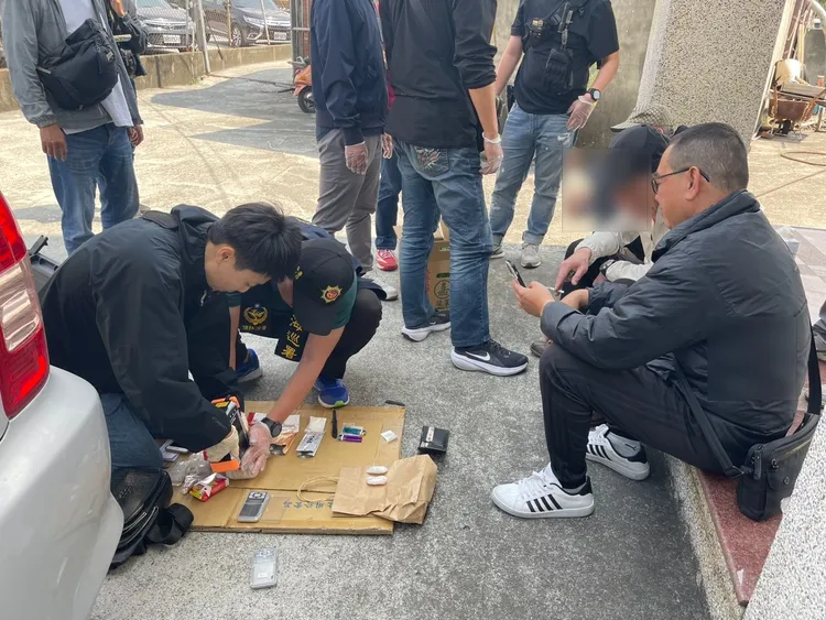 專案人員現場毒品鑑驗及手機清查。翻攝畫面