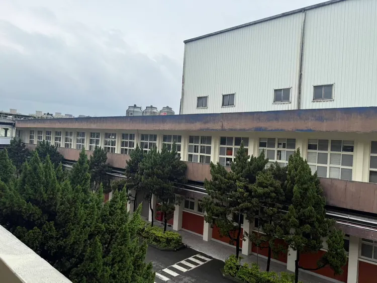 違建(3樓白色鐵皮加蓋處)下仍持續裝修博物館。投訴人提供